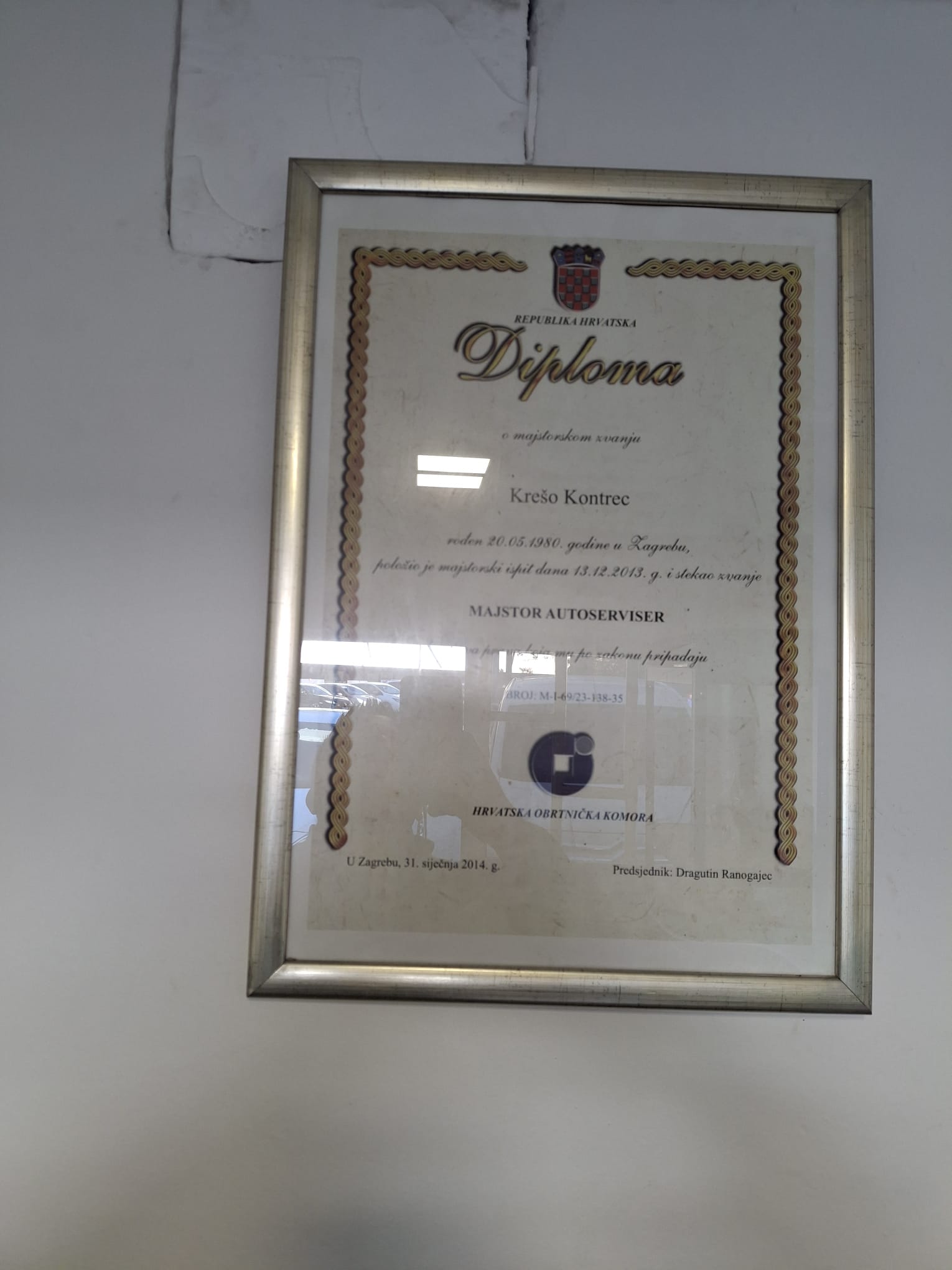 Uredna servisna radionica s dizalicom